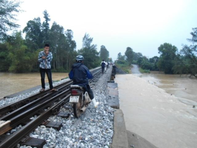 Vì nhu cầu công việc, nhiều người dân đưa luôn cả xe máy lên đường sắt để qua cầu
